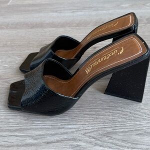 L’intervalle Black Patent Leather Mules